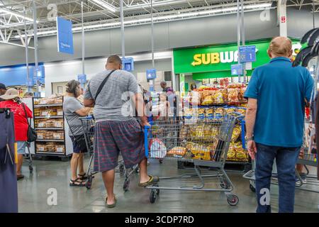 Miami Florida, NW 79th Street, Walmart big-box discount grand magasin shopping, intérieur, file d'attente de caisse des clients, surpoids obèse lourd Banque D'Images