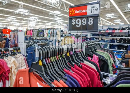 Miami Florida, NW 79th Street, Walmart big-box discount grand magasin shopping, intérieur, vêtements d'allée, rollback signe de vente, prix de réduction dis Banque D'Images