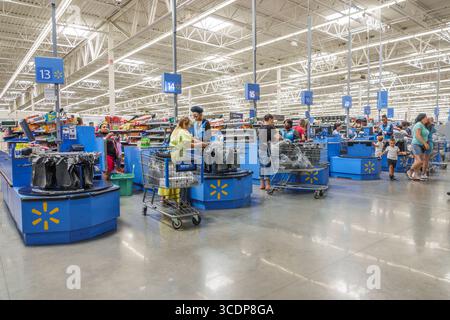 Miami Florida, NW 79th Street, Walmart Big-box, magasins à rabais, files d'attente à l'intérieur des caisses, employés de caissiers de femmes noires africaines, WO Banque D'Images