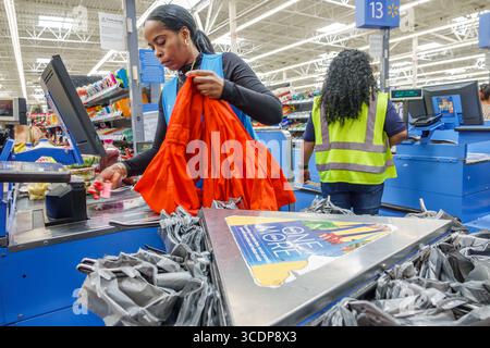 Miami Florida, NW 79th Street, Walmart big-box discount grand magasin shopping, intérieur, file d'attente de caisse, femme noire africaine employée cashi Banque D'Images