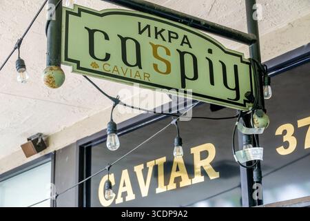Miami Beach Floride, North Beach, Collins Avenue, magasin d'affaires Caspiy Caviar signe, restaurant gastronomique boutique spécialisée, signe suspendu vert avec la Russie Banque D'Images