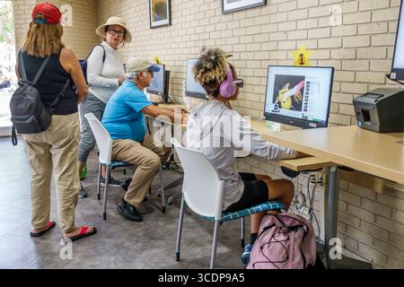 Miami Beach Floride, North Beach, Collins Avenue, North Shore Branch public Library, intérieur, postes informatiques publics moniteurs de bureau marque Dell, Banque D'Images