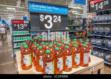 North Miami Beach Floride, Walmart Supercenter, grand magasin à grande surface, intérieur, section des boissons d'épicerie, enseigne de bas prix tous les jours, bilin Banque D'Images