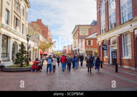 Salem, ma - 28 octobre 2024 : foule de gens à Essex réunis par une matinée ensoleillée. Banque D'Images