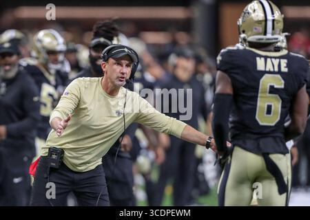 13 août 2023 : le chef des Saints de la Nouvelle-Orléans, Dennis Allen, encourage ses joueurs à quitter le terrain lors de l'action de pré-saison de la NFL entre les Saints de la Nouvelle-Orléans et les Chiefs de Kansas City au Caesars Superdome de la Nouvelle-Orléans, EN LOUISIANE. Jonathan Mailhes/CSM (crédit image : © Jonathan Mailhes/CSM via ZUMA Press Wire) Banque D'Images