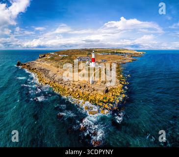 Vue aérienne panoramique de la côte de l'île de Portland avec son phare par une journée ensoleillée. Banque D'Images