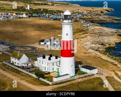 Vue aérienne par drone de l'emblématique phare rouge et blanc de Portland Bill dans le Dorset. Banque D'Images