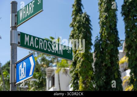 Le panneau Macrossan Street à Port Douglas, dans le nord du Queensland, en Australie Banque D'Images