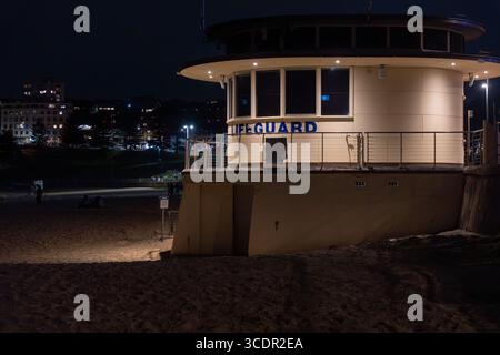 Le poste de sauveteur sur la plage de Bondi, Sydney après la tombée de la nuit Banque D'Images