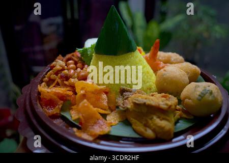 Tumpeng (riz en forme de cône) et Jajan Pasar (nourriture de rue du marché traditionnel), culture indonésienne et javanaise pour les cérémonies traditionnelles. Banque D'Images