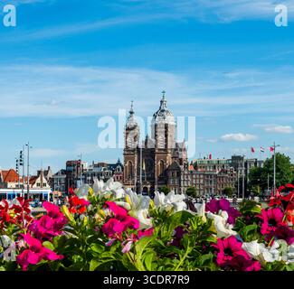 Grande église catholique de la basilique Saint-nicolas à Amsterdam avec un intérieur élaboré avec de nombreuses fresques et vitraux Banque D'Images