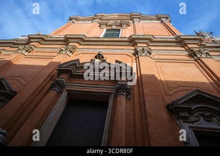 l'orange, stuc fini façade avant, entrée. À la Metropolitana di San Pietro, cathédrale Saint-Pierre, à Bologne, Italie. Banque D'Images