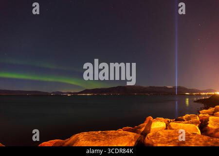 Vue panoramique des aurores boréales aurores boréales sur un port de Reykjavík encore arrosé, en Islande Banque D'Images
