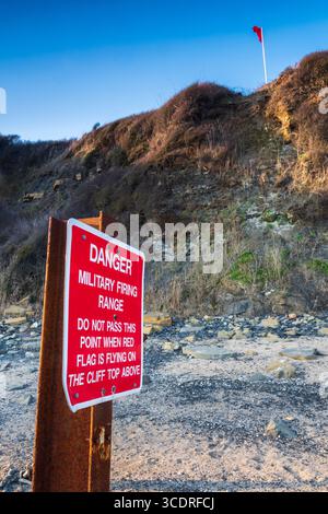 Panneau d'avertissement du champ de tir militaire à Kimmeridge sur la côte du Dorset Banque D'Images