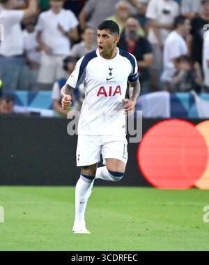 Udine, Italie. 13 août 2025. Cristian Romero de Tottenham Hotspur célèbre après avoir marqué lors du match de finale de la Super Coupe de l'UEFA 2025 entre le Paris Saint-Germain et l'Angleterre Tottenham Hotspur à Udine, Italie, le 13 août 2025. Crédit : Alberto Lingria/Xinhua/Alamy Live News Banque D'Images