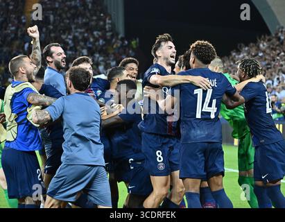 Udine, Italie. 13 août 2025. Les joueurs du Paris Saint-Germain célèbrent leur victoire lors de la finale de la Super Coupe de l'UEFA 2025 entre le Paris Saint-Germain (France) et l'Angleterre Tottenham Hotspur à Udine, Italie, le 13 août 2025. Crédit : Alberto Lingria/Xinhua/Alamy Live News Banque D'Images