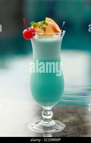 Smoothies bleus frais avec mousse de soude et garniture avec cerises Banque D'Images