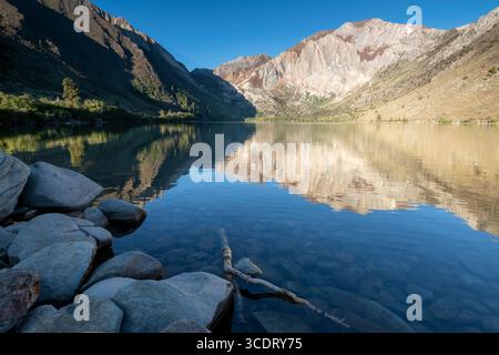 Lever du soleil au lac Convict, Sierra orientale, Californie Banque D'Images