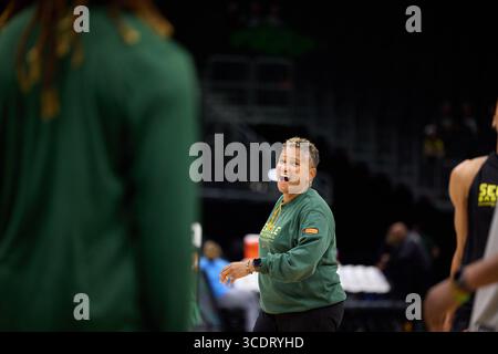 Seattle, Washington, États-Unis. 13 août 2025. L'entraîneur adjoint du Seattle Storm POKEY CHATMAN aide son équipe à s'échauffer avant le match WNBA entre le Seattle Storm et l'Atlanta Dream au Climate Pledge Arena le 13 août 2025 à Seattle, Washington. (Crédit image : © Richard Dizon/ZUMA Press Wire) USAGE ÉDITORIAL SEULEMENT ! Non destiné à UN USAGE commercial ! Banque D'Images
