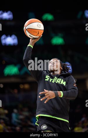 Seattle, Washington, États-Unis. 13 août 2025. La garde de la tempête de Seattle ERICA WHEELER (17 ans) se réchauffe avant le match WNBA entre la tempête de Seattle et l'Atlanta Dream au Climate Pledge Arena le 13 août 2025 à Seattle, Washington. (Crédit image : © Richard Dizon/ZUMA Press Wire) USAGE ÉDITORIAL SEULEMENT ! Non destiné à UN USAGE commercial ! Banque D'Images
