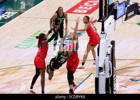Seattle, Washington, États-Unis. 13 août 2025. BRITTNEY SYKES (20 ans), gardienne de Seattle, plonge pour un rebond dans le match WNBA entre la tempête de Seattle et l'Atlanta Dream au Climate Pledge Arena le 13 août 2025 à Seattle, Washington. (Crédit image : © Richard Dizon/ZUMA Press Wire) USAGE ÉDITORIAL SEULEMENT ! Non destiné à UN USAGE commercial ! Banque D'Images