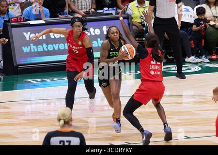 Seattle, Washington, États-Unis. 13 août 2025. TIFFANY MITCHELL (25 ans), gardienne de Seattle, semble passer à un coéquipier dans le match WNBA entre le Storm de Seattle et le Dream d'Atlanta au Climate Pledge Arena le 13 août 2025 à Seattle, Washington. (Crédit image : © Richard Dizon/ZUMA Press Wire) USAGE ÉDITORIAL SEULEMENT ! Non destiné à UN USAGE commercial ! Banque D'Images