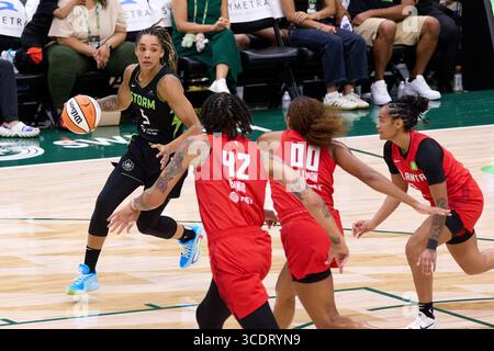 Seattle, Washington, États-Unis. 13 août 2025. GABBY WILLIAMS (5), attaquant de Seattle Storm, cherche à passer à un coéquipier dans le match WNBA entre le Storm de Seattle et le Dream d'Atlanta au Climate Pledge Arena le 13 août 2025 à Seattle, Washington. (Crédit image : © Richard Dizon/ZUMA Press Wire) USAGE ÉDITORIAL SEULEMENT ! Non destiné à UN USAGE commercial ! Banque D'Images