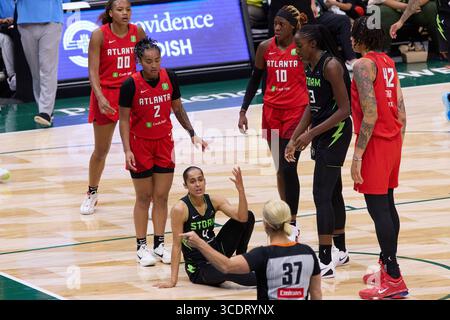 Seattle, Washington, États-Unis. 13 août 2025. SKYLAR DIGGINS (4), gardien de la tempête de Seattle, fait un geste à l'arbitre dans le match WNBA entre la tempête de Seattle et l'Atlanta Dream au Climate Pledge Arena le 13 août 2025 à Seattle, Washington. (Crédit image : © Richard Dizon/ZUMA Press Wire) USAGE ÉDITORIAL SEULEMENT ! Non destiné à UN USAGE commercial ! Banque D'Images