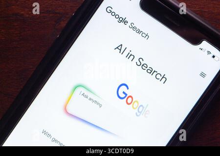 Écran de smartphone montrant l'interface de recherche améliorée par l'IA de Google avec une invite pour demander quoi que ce soit, reflétant les outils de navigation modernes basés sur l'IA. Banque D'Images