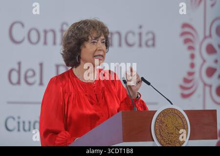 Claudia Sheinbaum, présidente mexicaine, tient une séance d'information Rosaura Ruiz, secrétaire aux sciences, aux sciences humaines, à la technologie et à l'innovation, parle lors d'une conférence de presse, du projet de voitures électriques Olinia au Palais National. Le 13 août 2025 à Mexico, Mexique. Mexico CDMX Mexique Copyright : xCarlosxSantiagox Banque D'Images