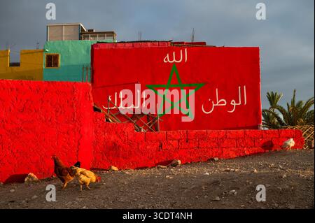 AGHROUD, MAROC - 7 OCTOBRE 2024 : L'inscription sur le mur en arabe 'Dieu, Patrie, Roi' Banque D'Images