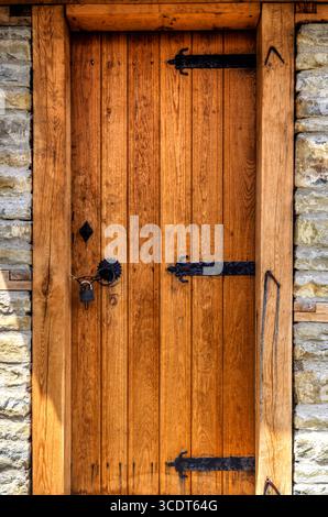 Vue rapprochée sur la porte en bois vieilli coloré Banque D'Images