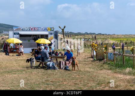 Les gens prenant des rafraîchissements à Rhossili Sunflowers, une attraction touristique populaire sur la péninsule de Gower, au sud du pays de Galles, Royaume-Uni, pendant l'été Banque D'Images