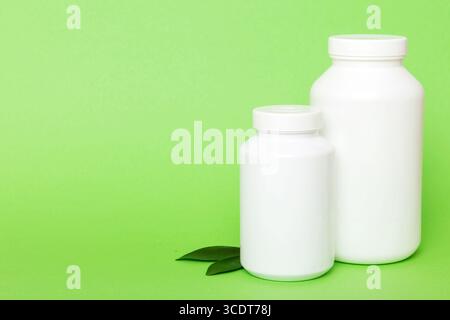 suppléments de pilules avec médicament bouteille soins de santé et médical vue de dessus. Comprimés de vitamines. Vue de dessus bouteille de maquette pour pilules et vitamines avec leav vert Banque D'Images