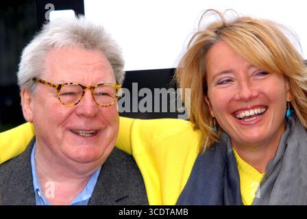 Sir Alan Parker et Emma Thompson lors de la séance photo FILMCLUB tenue à la Morpeth School à Portman place, Londres - 12 juin 2008 Banque D'Images