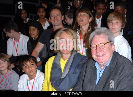 Jason Isaacs, Beeban Kidron, Emma Thompson et Sir Alan Parker lors de la séance photo FILMCLUB organisée à la Morpeth School à Portman place, Londres, le 12 juin 2008 Banque D'Images