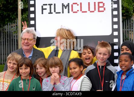 Sir Alan Parker et Emma Thompson lors de la séance photo FILMCLUB tenue à la Morpeth School à Portman place, Londres - 12 juin 2008 Banque D'Images