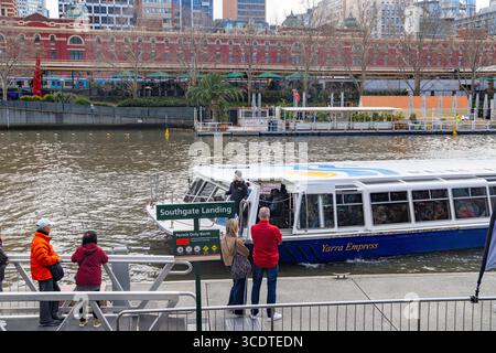 Melbourne, Australie, les touristes embarquent pour une croisière touristique sur le fleuve Yarra dans le centre-ville de Melbourne, Australie Banque D'Images