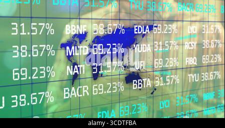 Scientifique de laboratoire portant des lunettes et un masque surveillant la carte du monde dans la salle de contrôle, avec des pourcentages de code Banque D'Images