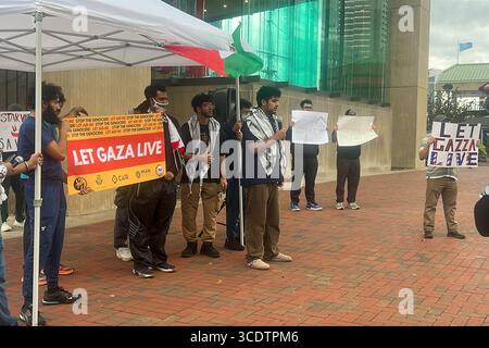 Baltimore, États-Unis. 13 août 2025. 13 août 2025. Bureau du Centre de développement du Maryland Israël, Baltimore World Trade Center, Maryland, États-Unis. Les partisans de Let Gaza Live Aid ont apporté des casseroles et des casseroles et ont fait du bruit à l'extérieur du Bureau de développement du Maryland Israël. (Photo de Robyn Stevens Brody/Sipa USA) crédit : Sipa USA/Alamy Live News Banque D'Images