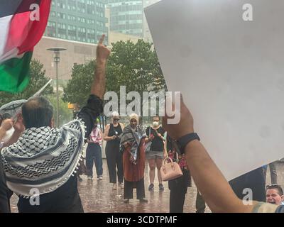Baltimore, États-Unis. 13 août 2025. 13 août 2025. Bureau du Centre de développement du Maryland Israël, Baltimore World Trade Center, Maryland, États-Unis. Les partisans de Let Gaza Live Aid ont apporté des casseroles et des casseroles et ont fait du bruit à l'extérieur du Bureau de développement du Maryland Israël. (Photo de Robyn Stevens Brody/Sipa USA) crédit : Sipa USA/Alamy Live News Banque D'Images
