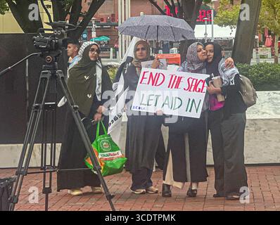 Baltimore, États-Unis. 13 août 2025. 13 août 2025. Bureau du Centre de développement du Maryland Israël, Baltimore World Trade Center, Maryland, États-Unis. Les partisans de Let Gaza Live Aid ont apporté des casseroles et des casseroles et ont fait du bruit à l'extérieur du Bureau de développement du Maryland Israël. (Photo de Robyn Stevens Brody/Sipa USA) crédit : Sipa USA/Alamy Live News Banque D'Images