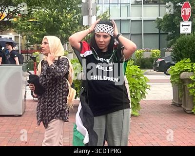 Baltimore, États-Unis. 13 août 2025. 13 août 2025. Bureau du Centre de développement du Maryland Israël, Baltimore World Trade Center, Maryland, États-Unis. Les partisans de Let Gaza Live Aid ont apporté des casseroles et des casseroles et ont fait du bruit à l'extérieur du Bureau de développement du Maryland Israël. (Photo de Robyn Stevens Brody/Sipa USA) crédit : Sipa USA/Alamy Live News Banque D'Images