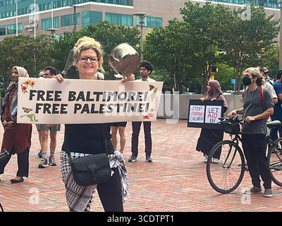 Baltimore, États-Unis. 13 août 2025. 13 août 2025. Bureau du Centre de développement du Maryland Israël, Baltimore World Trade Center, Maryland, États-Unis. Les partisans de Let Gaza Live Aid ont apporté des casseroles et des casseroles et ont fait du bruit à l'extérieur du Bureau de développement du Maryland Israël. (Photo de Robyn Stevens Brody/Sipa USA) crédit : Sipa USA/Alamy Live News Banque D'Images