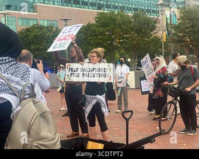 Baltimore, États-Unis. 13 août 2025. 13 août 2025. Bureau du Centre de développement du Maryland Israël, Baltimore World Trade Center, Maryland, États-Unis. Les partisans de Let Gaza Live Aid ont apporté des casseroles et des casseroles et ont fait du bruit à l'extérieur du Bureau de développement du Maryland Israël. (Photo de Robyn Stevens Brody/Sipa USA) crédit : Sipa USA/Alamy Live News Banque D'Images