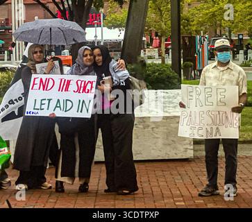 Baltimore, États-Unis. 13 août 2025. 13 août 2025. Bureau du Centre de développement du Maryland Israël, Baltimore World Trade Center, Maryland, États-Unis. Les partisans de Let Gaza Live Aid ont apporté des casseroles et des casseroles et ont fait du bruit à l'extérieur du Bureau de développement du Maryland Israël. (Photo de Robyn Stevens Brody/Sipa USA) crédit : Sipa USA/Alamy Live News Banque D'Images