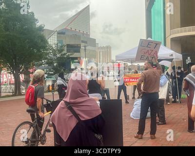Baltimore, États-Unis. 13 août 2025. 13 août 2025. Bureau du Centre de développement du Maryland Israël, Baltimore World Trade Center, Maryland, États-Unis. Les partisans de Let Gaza Live Aid ont apporté des casseroles et des casseroles et ont fait du bruit à l'extérieur du Bureau de développement du Maryland Israël. (Photo de Robyn Stevens Brody/Sipa USA) crédit : Sipa USA/Alamy Live News Banque D'Images