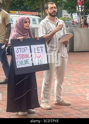 Baltimore, États-Unis. 13 août 2025. 13 août 2025. Bureau du Centre de développement du Maryland Israël, Baltimore World Trade Center, Maryland, États-Unis. Les partisans de Let Gaza Live Aid ont apporté des casseroles et des casseroles et ont fait du bruit à l'extérieur du Bureau de développement du Maryland Israël. (Photo de Robyn Stevens Brody/Sipa USA) crédit : Sipa USA/Alamy Live News Banque D'Images