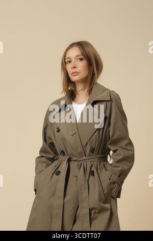 Série de photos de studio de femme en trench vert classique, article de mode d'automne classique. Banque D'Images