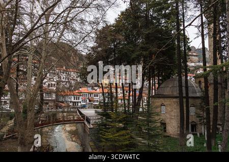 Une petite rivière près de la tombe Akemseddin à Goynuk et vue sur la ville parmi les arbres, Bolu Banque D'Images